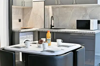 Cuisine ou kitchenette dans l'établissement Modern Paris Moulin Rouge Apartment