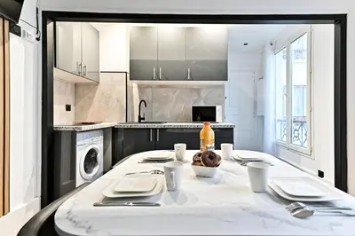 Cuisine ou kitchenette dans l'établissement Modern Paris Moulin Rouge Apartment