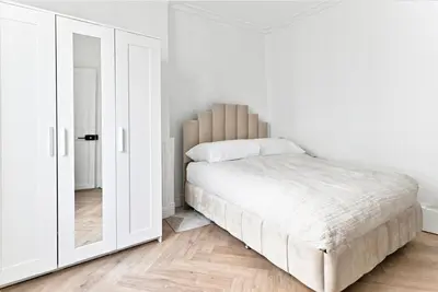 Un ou plusieurs lits dans un hébergement de l'établissement Modern Paris Moulin Rouge Apartment