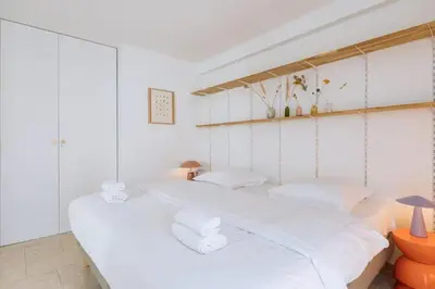 Un ou plusieurs lits dans un hébergement de l'établissement Flexliving - Beautiful 3-room apartment with living room - 18th