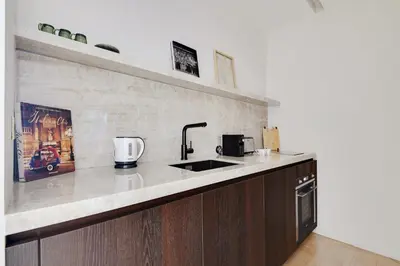 Cuisine ou kitchenette dans l'établissement Super studio 4P avec jardin - Neuilly sur Seine