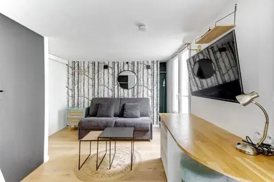 Télévision ou salle de divertissement dans l'établissement BM-Studio lumineux pour 2 parfait a Paris