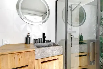 Salle de bains dans l'établissement BM-Studio lumineux pour 2 parfait a Paris