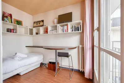 Télévision ou salle de divertissement dans l'établissement Stunning 2BR Flat near Place des Vosges