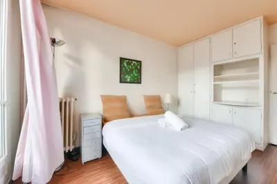 Un ou plusieurs lits dans un hébergement de l'établissement Stunning 2BR Flat near Place des Vosges