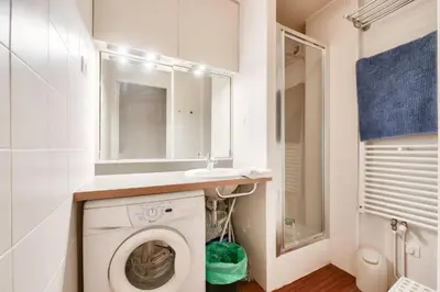 Salle de bains dans l'établissement Stunning 2BR Flat near Place des Vosges