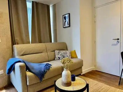 Coin salon dans l'établissement Celine 11 Appart Jaune chaleureux pour 4 voyageurs à Paris
