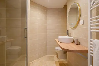 Salle de bains dans l'établissement Duplex climatisé - Grands Boulevards