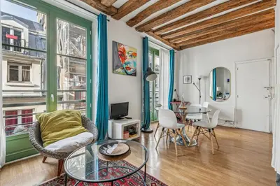 Coin salon dans l'établissement Joli studio grand et calme, Marais