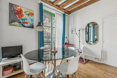 Télévision ou salle de divertissement dans l'établissement Joli studio grand et calme, Marais
