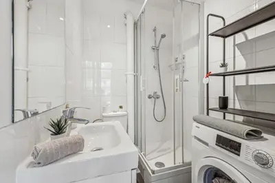 Salle de bains dans l'établissement Joli studio grand et calme, Marais