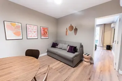 Coin salon dans l'établissement Appartement cosy climatisé 1BR - Gare de Lyon