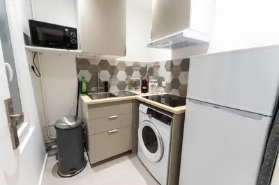 Cuisine ou kitchenette dans l'établissement Appartement cosy climatisé 1BR - Gare de Lyon