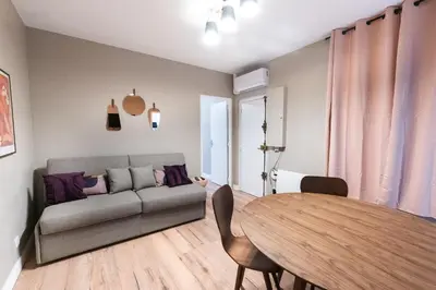 Coin salon dans l'établissement Appartement cosy climatisé 1BR - Gare de Lyon