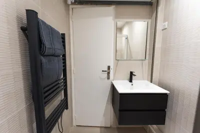 Salle de bains dans l'établissement Appartement cosy climatisé 1BR - Gare de Lyon