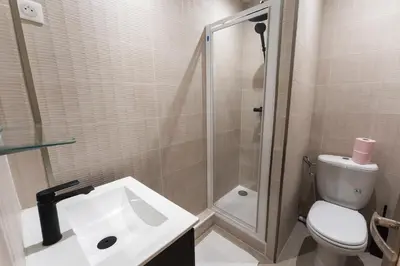 Salle de bains dans l'établissement Appartement cosy climatisé 1BR - Gare de Lyon