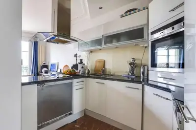 Cuisine ou kitchenette dans l'établissement Comfort and tranquility near the Canal de l Ourcq