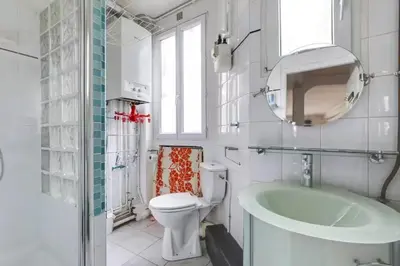 Salle de bains dans l'établissement Comfort and tranquility near the Canal de l Ourcq