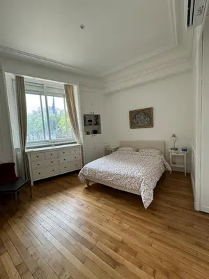 Un ou plusieurs lits dans un hébergement de l'établissement Luxurious 2 bedroom apartment, located in Avenue George V