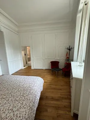 Un ou plusieurs lits dans un hébergement de l'établissement Luxurious 2 bedroom apartment, located in Avenue George V