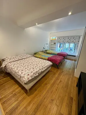 Un ou plusieurs lits dans un hébergement de l'établissement Luxurious 2 bedroom apartment, located in Avenue George V