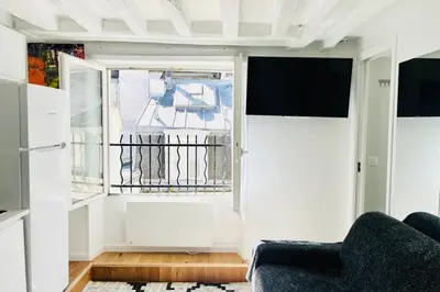 Télévision ou salle de divertissement dans l'établissement Appartement Lumineux à Deux Pas de lOpéra Garnier