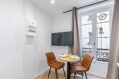 Télévision ou salle de divertissement dans l'établissement Nid douillet pour deux cœur du 19e arrondissement