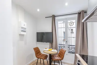 Télévision ou salle de divertissement dans l'établissement Nid douillet pour deux cœur du 19e arrondissement