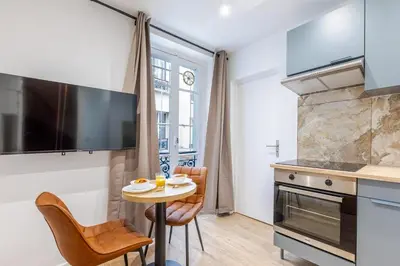 Cuisine ou kitchenette dans l'établissement Nid douillet pour deux cœur du 19e arrondissement