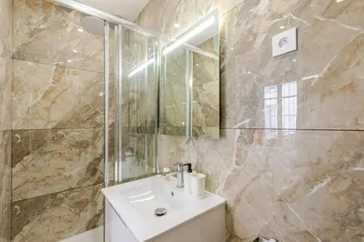Salle de bains dans l'établissement Nid douillet pour deux cœur du 19e arrondissement