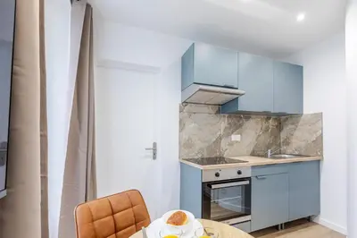 Cuisine ou kitchenette dans l'établissement Nid douillet pour deux cœur du 19e arrondissement