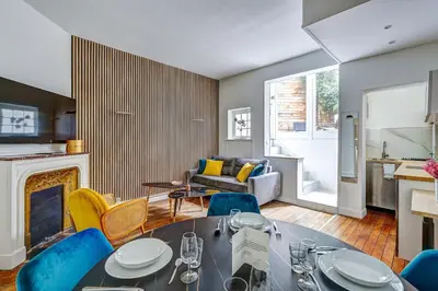 Cuisine ou kitchenette dans l'établissement Chic Terrasse a 5min des Champs-Elysees with AC