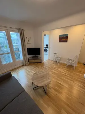 Télévision ou salle de divertissement dans l'établissement Sur les toits de Paris