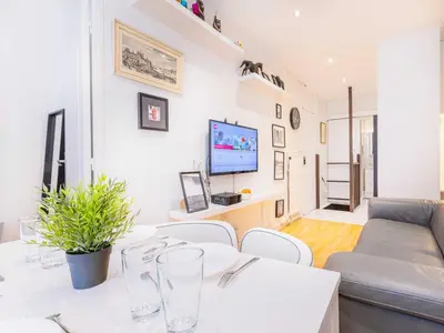Télévision ou salle de divertissement dans l'établissement Quiet apartment - 1BR 4P - Sacré Coeur