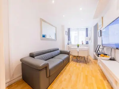 Télévision ou salle de divertissement dans l'établissement Quiet apartment - 1BR 4P - Sacré Coeur