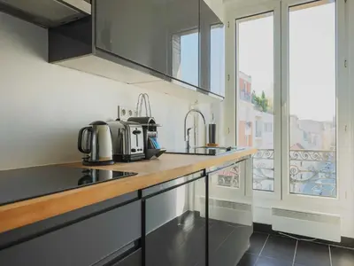 Cuisine ou kitchenette dans l'établissement Charming flat -1BR-4P- Paris 17e