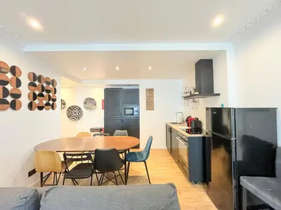 Cuisine ou kitchenette dans l'établissement Urban Flat 104 - 4 Bedroom Flat Opera