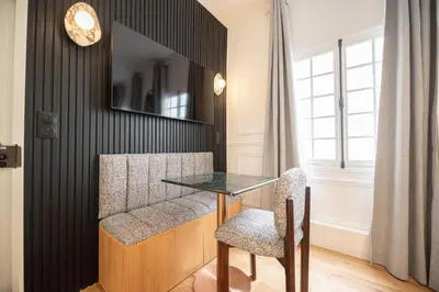 Télévision ou salle de divertissement dans l'établissement Luxury Studio - Louvre, Palais Royal - CIA