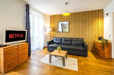 Télévision ou salle de divertissement dans l'établissement Bright apartment at Les Invalides - 4 Guests