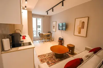 Cuisine ou kitchenette dans l'établissement Appartement cosy Tour Eiffel-Invalides