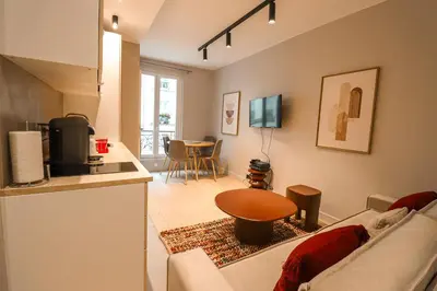 Télévision ou salle de divertissement dans l'établissement Appartement cosy Tour Eiffel-Invalides