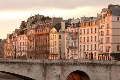 Vue générale sur Paris ou vue de la ville depuis l'appartement