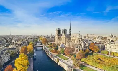 Vue générale sur Paris ou vue de la ville depuis l'appartement