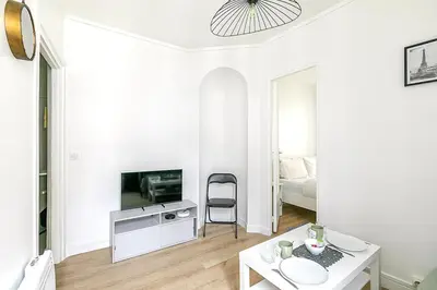 Télévision ou salle de divertissement dans l'établissement Nid douillet pour deux dans le Paris des artistes