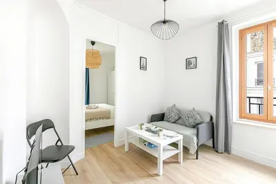 Un ou plusieurs lits dans un hébergement de l'établissement Nid douillet pour deux dans le Paris des artistes