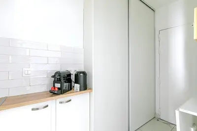Cuisine ou kitchenette dans l'établissement Nid douillet pour deux dans le Paris des artistes