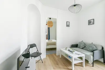 Coin salon dans l'établissement Nid douillet pour deux dans le Paris des artistes