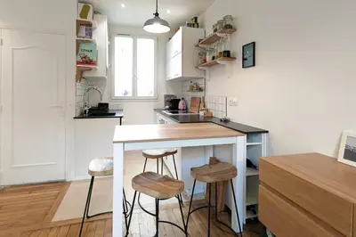 Cuisine ou kitchenette dans l'établissement Cosy apartment in the 11th arrondissement