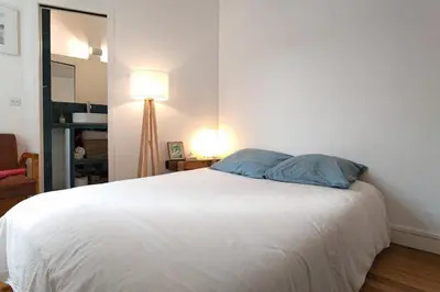 Un ou plusieurs lits dans un hébergement de l'établissement Cosy apartment in the 11th arrondissement