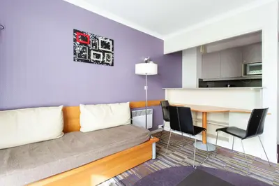 Cuisine ou kitchenette dans l'établissement Bright with balcony at Buttes Chaumont